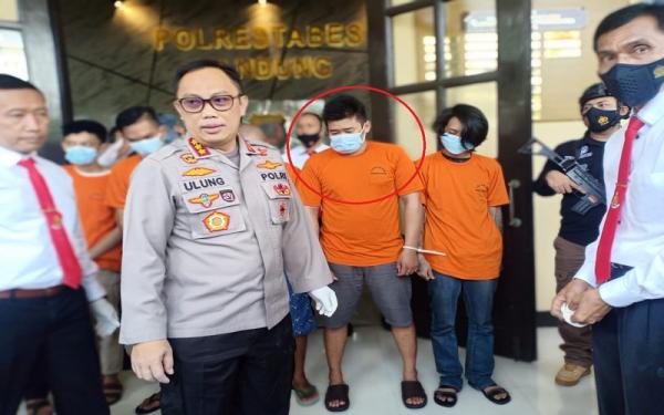 PELAKU KURIR NARKOBA Tersangka Stevian alias Vian (lingkaran merah), kurir narkoba yang ditangkap dengan barang bukti 1 kg sabu. (Foto: iNews.id/Agus Warsudi)