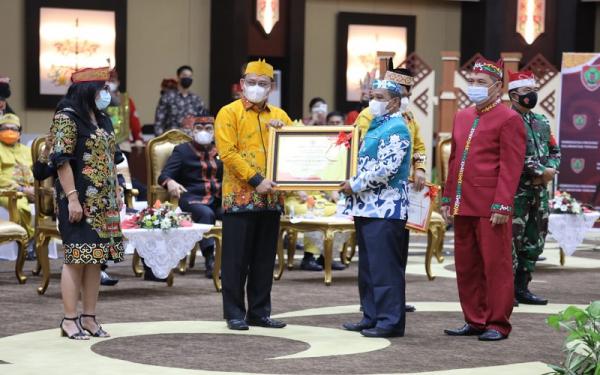 Penyerahan penghargaan kepada Pemerintah Provinsi Kalimantan Tengah dalam rangka mensukseskan Pilkada Serentak pada 2020 dan dalam rangka pengendalian dan penanggulangan bencana kebakaran hutan.