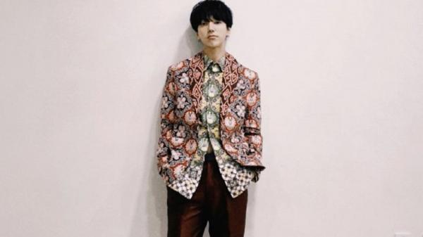 Yesung Super Junior memakai batik ridwan kamil