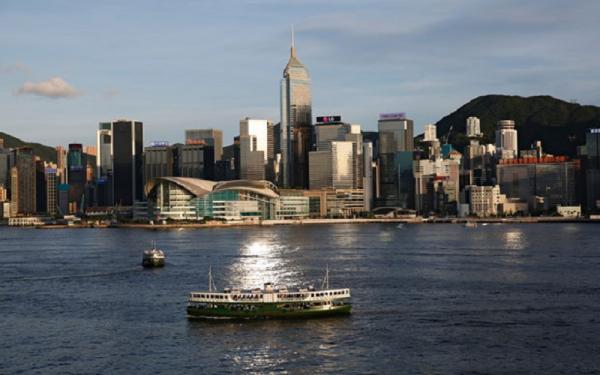 Victoria Harbour di depan gedung pencakar langit di Hong Kong, China. Foto/Reuters