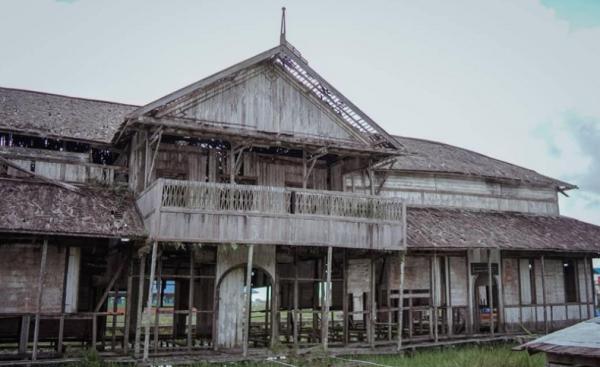 Sekolah tionghoa 2 Rumah kayu bekas Sekolah Rakyat Tinghoa di Kotawaringin Barat, Kalimantan Tengah berdiri sebelum Indonesia merdeka. (Foto: MNC/ Sigit Dzakwan)