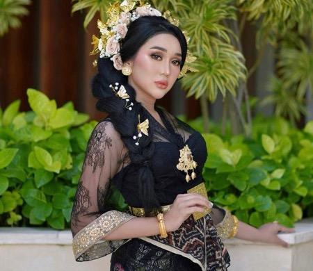 Lucinta berpakaian adat Bali.