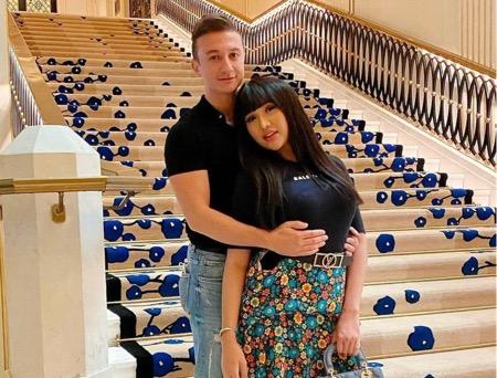 Lucinta bersama pacar bulenya.