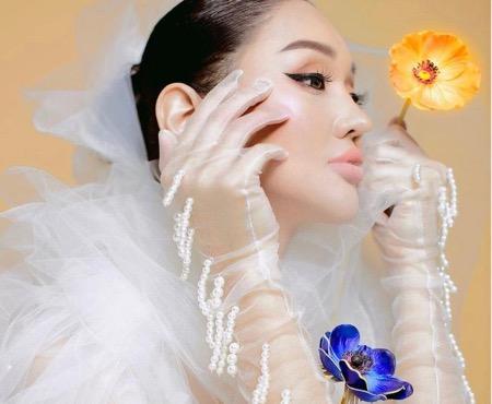 Lucinta Luna tampil bak pengantin.