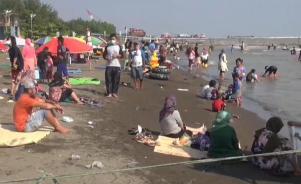 pantai alam indah Ratusan pengunjung memadati Pantai Alam Indah Tegal, Rabu (26/5/2021). (iNews/Yunibar)
