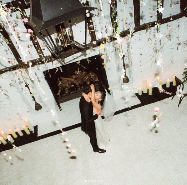 27 Ariana Grande2 Pose ciuman mesa Ariana Grande dan suaminya Dalton Gomez. (Foto: Instagram/Ariana Grande)