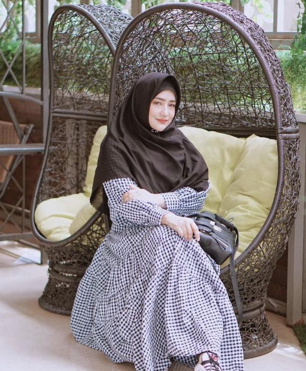 Cindy Fatikasari artis yang tenar di era 1990-an tetap terlihat cantik. (Foto: Instagram)