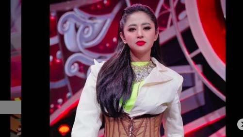 27 Dewi Perssik Artis jebolan pesantren memilih tidak berjilbab. (Foto: Instagram)