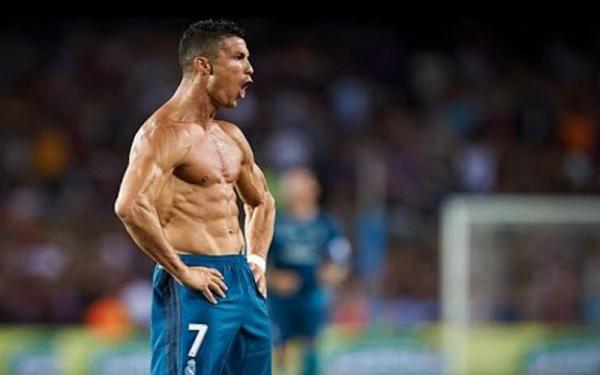 Cristiano Ronaldo Striker Juventus Cristiano Ronaldo kerap memarken perut sixpack saat selebrasi gol. (Foto: AS)