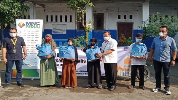 MNC Peduli MNC Peduli melalui MNC Media bekerja sama dengan BRI menyalurkan paket sembako untuk yatim piatu dan duafa di Yayasan Al Wathoniyah Pusat Putra, Jakarta Timur, Jumat (28/5/2021). (Foto: MPI/Widya M).