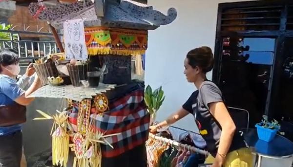 Pencurian Celana Dalam Perempuan 2 Korban pencurian celana dalam perempuan di Buleleng, Bali menunjukkan lokasi jemuran yang dicuri. (Foto: iNews.id/Pande Wismaya)