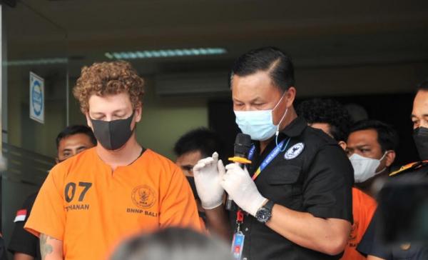 WN Rusia DMT Kepala BNNP Bali Brigjen Pol Gede Sugianyar Dwi Putra merilis penangkapan warga negara Rusia inisial AG. (Foto: MNC/Chusna Mohammad)