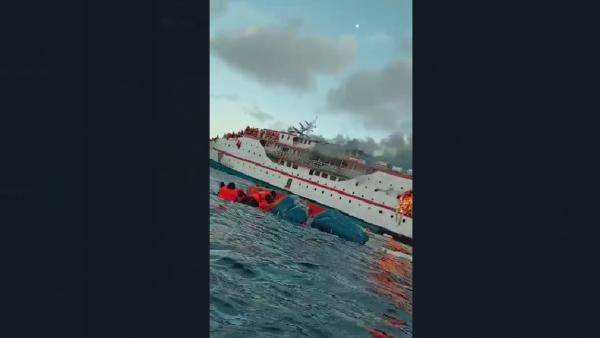Detik-detik evakuasi korban kapal terbakar Detik-detik evakuasi korban kapal terbakar di perairan Kepulauan Sula. (Foto: iNews/Ismail Sangaji).