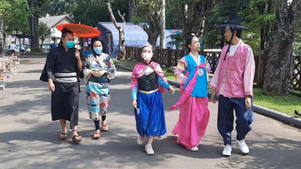 KARANGRESIK TASIKMALAYA2 Pegawai objek wisata Karangresik, Tasikmalaya mengenakan kostum tradisional Jepang dan Korea Selatan. (Foto: iNews/Asep Juhariyono)