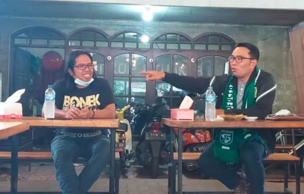 Gubernur Jabar Ridwan Kamil saat bertemu pentolan Bonek Persebaya. (Foto: MNC Portal/Lukman Hakim)