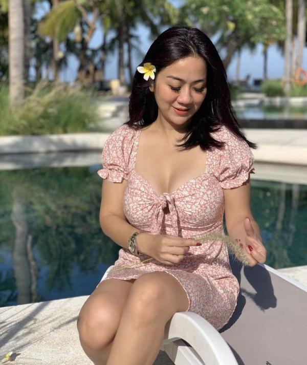30 Tante Erni Manis Gaya seksi Tante Erni, selebgram di Instagram. (Foto: Instagram)