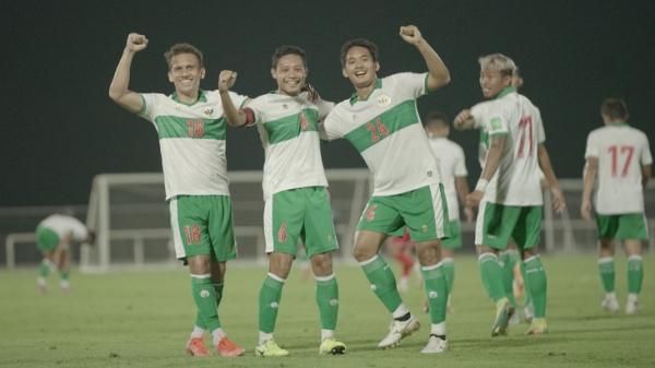 Evan Dimas Gelandang Timnas Indonesia Evan Dimas (nomor punggung 6) merayakan gol ke gawang Oman pada laga uji coba di Stadion The Sevens, Dubai, Uni Emirat Arab (UEA), Sabtu (29/5/2021) malam WIB. (Foto: PSS)