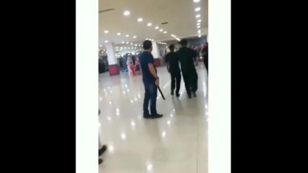 Pria di departemen store di Makassar diduga ancam karyawan dengan senjata viral di medsos (Istimewa)