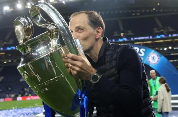 Thomas Tuchel Pelatih Chelsea Thomas Tuchel mencium trofi Liga Champions 2020/2021. (Foto: UEFA)