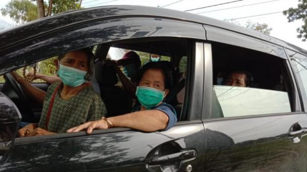 Vaksinasi Covid-19 untuk warga lansia di Luwu Timur yang diantar jemput (Antara)