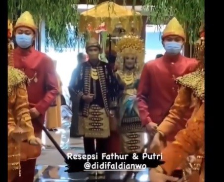 30 Fatur2 Proses resepsi pernikahan Fathur dan Putri.(Foto: Instagram)