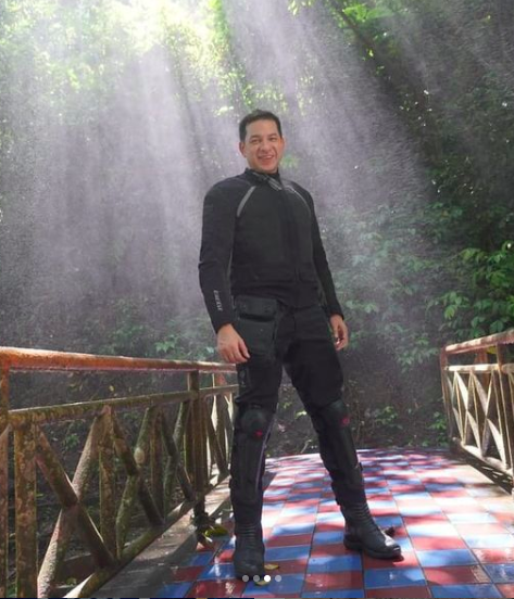 Para aktor senior berusia 50 tahunan ini masih kelihatan awet muda seperti pria 20 tahunan.&nbsp;(Foto: Instagram)