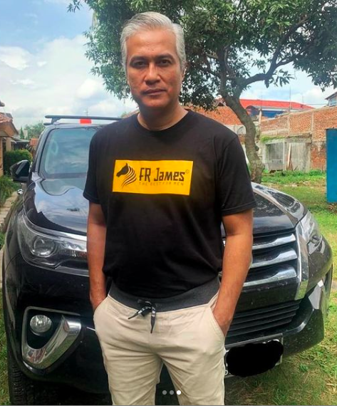 Para aktor senior berusia 50 tahunan ini masih kelihatan awet muda seperti pria 20 tahunan.&nbsp;(Foto: Instagram)