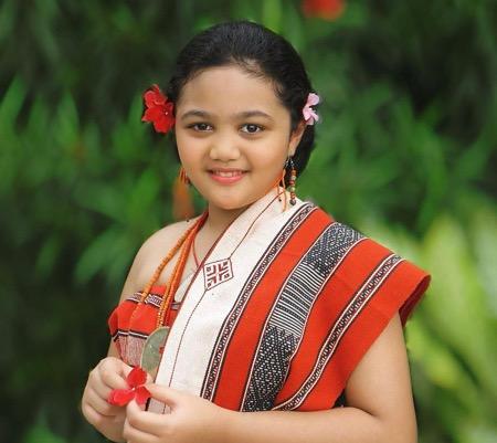 Ariannha Amora Lemos 2 Amora dengan baju adat Timor Leste.
