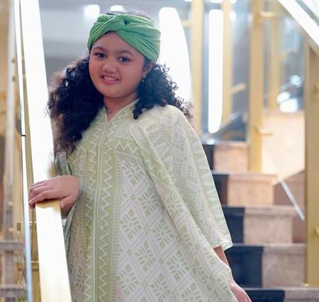Ariannha Amora Lemos 4 Amora dengan nuansa hijau saat Lebaran.