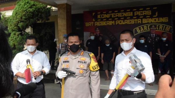 Pembobol Minimarket Bandung1 Kapolresta Bandung Kombes Pol Hendra Kurniawan menunjukkan barang bukti alat yang digunakan kelima pelaku untuk membobol minimarket. (Foto: Humas Polresta Bandung)