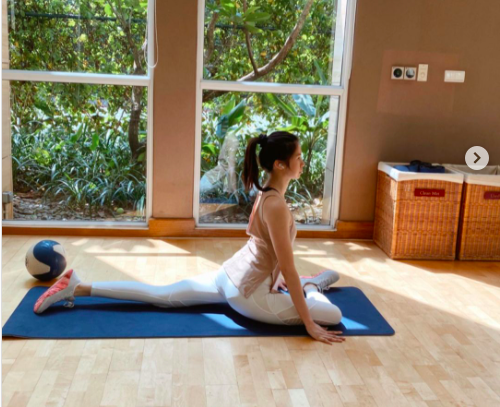 Para artis ini memilih rutin olahraga pilates yang juga bisa membuat hati bahagia.&nbsp;(Foto: Instagram)