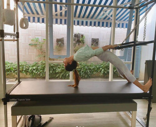 Para artis ini memilih rutin olahraga pilates yang juga bisa membuat hati bahagia.&nbsp;(Foto: Instagram)