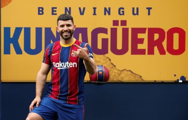 Aguero Barcelona Barcelona akhirnya memperkenalkan Sergio Aguero sebagai pemain barunya di Camp Nou. (foto: Reuters)