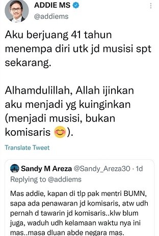 Polisi mengevakuasi jasad perempuan muda yang tertelungkup di Pantai Barat Pangandaran. (iNews.id/Syamsul Ma`arif)