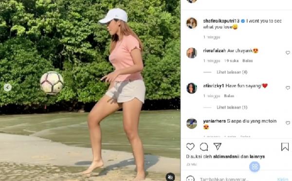 Shafira Ika Juggling Shafira Ika unggah aksi juggling bola di pantai (foto: Instagram Shafira Ika)