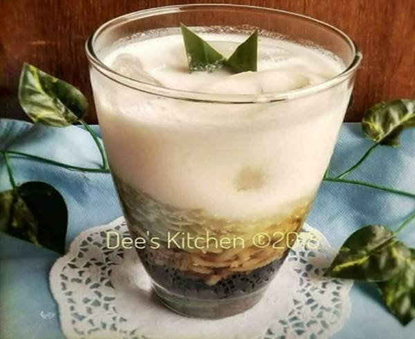Mencicipi Es Dawet Daun Pandan (Foto: Instagram @deeskitchen.homemade)