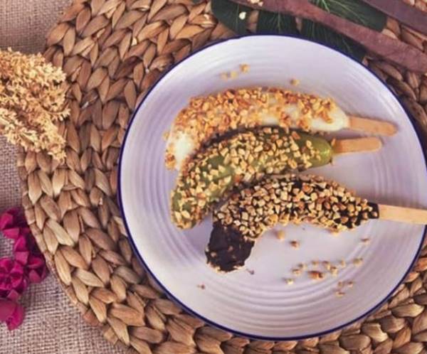 Mencicipi Es Pisang Coklat Bertabur Biskuit (Foto: Instagram @dapurmamapela)
