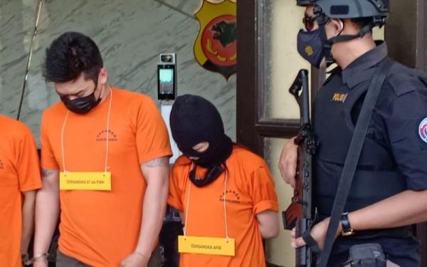 PASUTRI PENGEDAR SABU BANDUNG Pasutri Stevian dan Ana Fransiska ditangkap karena mengedarkan 2 kg sabu. (Foto: iNews.id/Agus Warsudi)