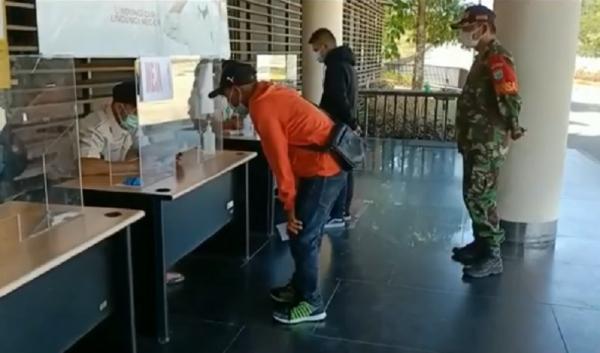 Pekerja migran PLBN Aruk Pekerja migran Indonesia (PMI) pulang melalui PLBN Aruk. (Foto: iNews.id/Uun Yuniar)