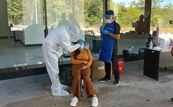 Pekerja migran Indonesia (PMI) pulang melalui PLBN Aruk menjalani tes swab PCR. (Foto: iNews.id/Uun Yuniar)