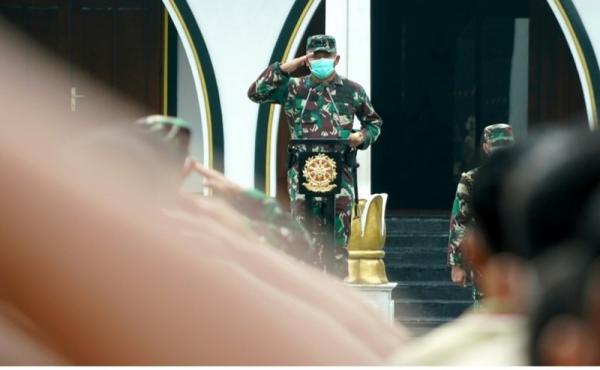 Letjen TNI Eko Margiyono Panglima Kostrad Letjen TNI Eko Margiyono memimpin apel luar biasa bertempat di lapangan Markas Kostrad, Gambir, Jakarta Pusat, Jumat (4/6/2021). (Foto: Istimewa)