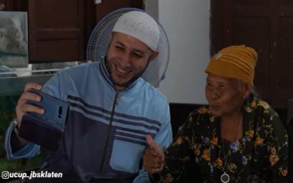 Mbah Minto kedatangan Syekh Ahmad Al-Misry Mbah Minto kedatangan Syekh Ahmad Al-Misry yang tak lain juri Hafiz Indonesia di RCTI (Foto: Yout