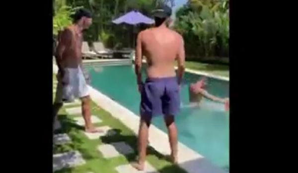 Vid porno Bali 2 Tangkapan layar video porno pesta seks WNA dan perempuan lokal di Bali yang viral di media sosial.