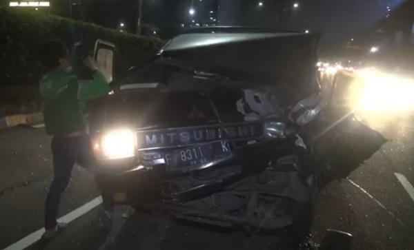 Laka Dalkot 2 Mobil terguling di Tol Dalam Kota Jakarta, Sabtu (5/6/2021) dini hari. (Foto: iNews.id/Miftahul Ghani)