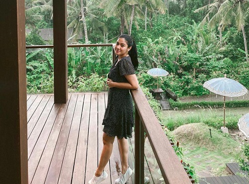 Naysilla Mirdad dengan dress yang santai, tetap feminin.