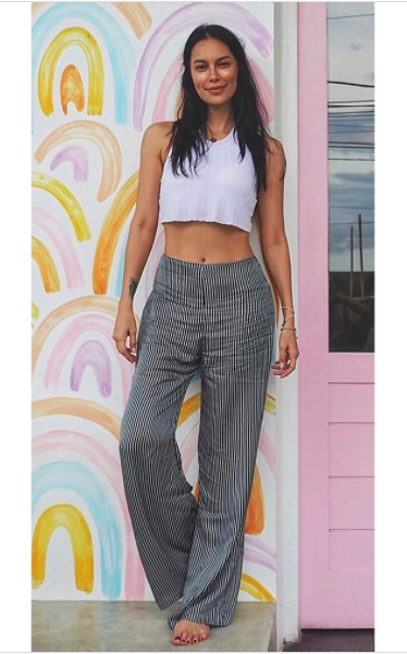 06 Sophia Crop Top Sophia Latjuba tetap awet muda dengan gaya seksi dan natural. (Foto: Instagram/Sophia Latjuba)