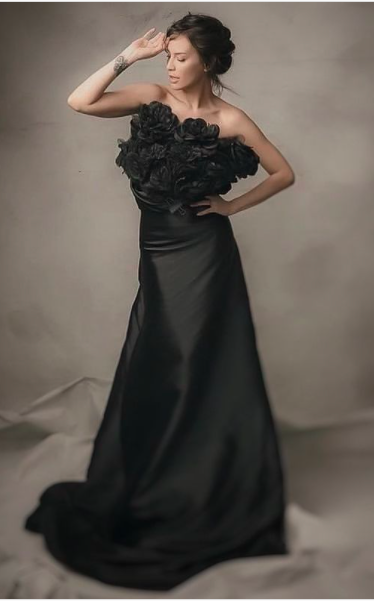 06 Sophia Gaun Hitam Sophia Latjuba tetap awet muda dengan gaya seksi dan natural. (Foto: Instagram/Sophia Latjuba)