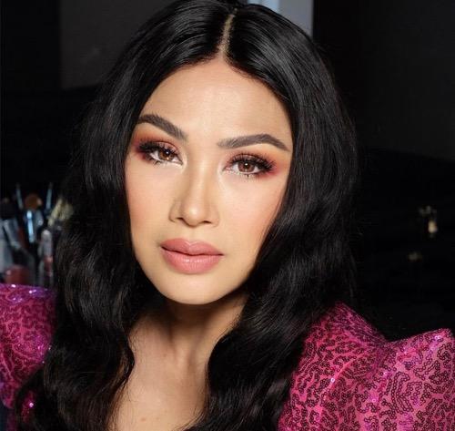 TitiDJ Titi DJ dikenal juga sebagai diva.