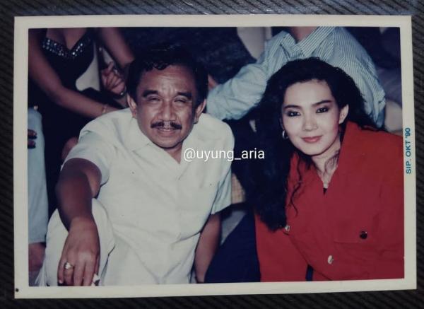 08 Eva Arnaz Merah Gaya seksi Eva Arnaz, artis seksi era 1980-an yang membuat hati lelaki bergetar. (Foto: Instagram)