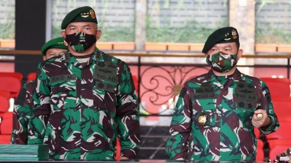 Eko Margiyono Dispenad Letjen TNI Eko Margiyono (kiri) bersama Mayjen TNI Dudung Abdurachman dalam upacara sertijab Pangkostrad di Mabesad, Jakarta Pusat, Selasa (8/6/2021). (Foto: Dispenad).